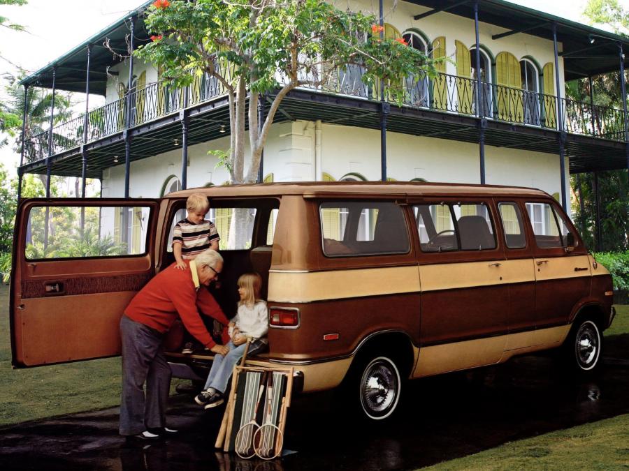  Dodge Sportsman Wagon 1977 года  (фото 2 из 2)
